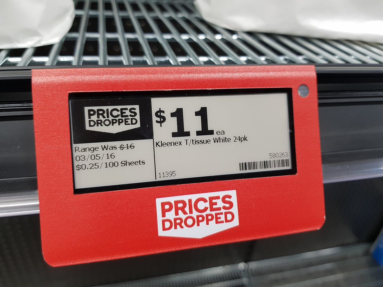 Etiqueta eletrônica de preço em uma prateleira de supermercado.