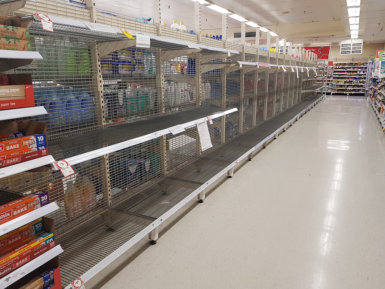 Gôndolas vazias em supermercado australiano em março de 2020.
