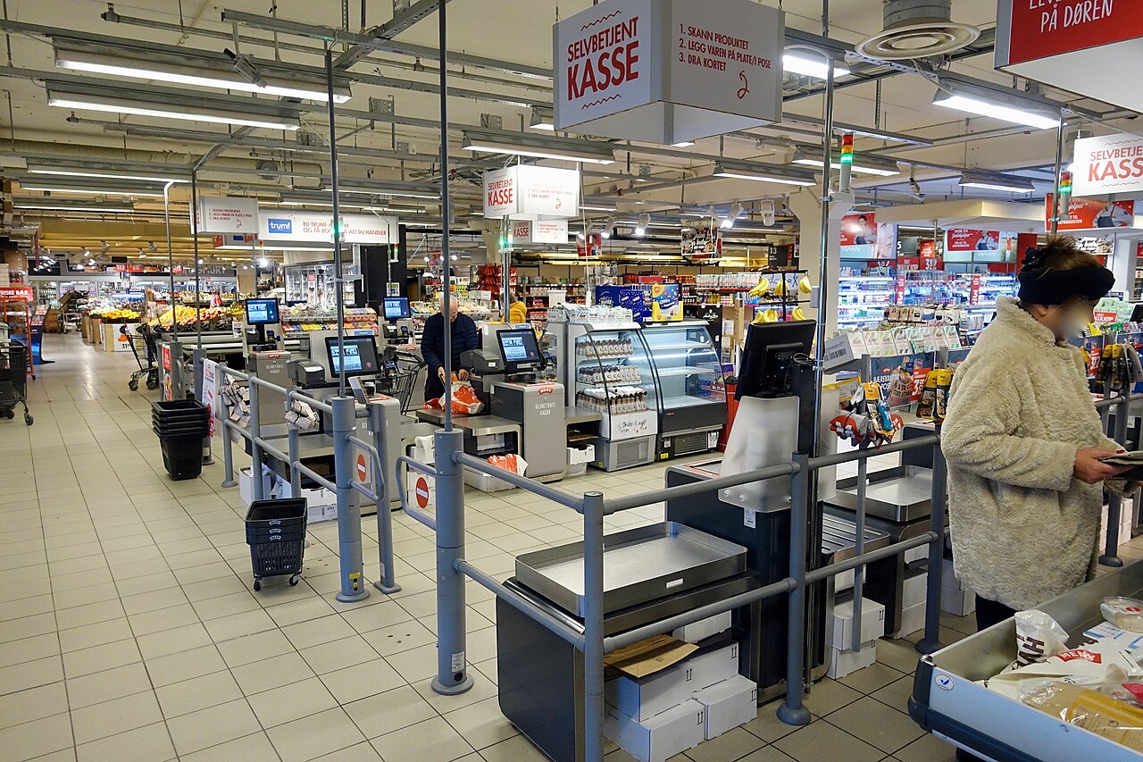 Terminais de autoatendimento em um supermercado na Noruega.